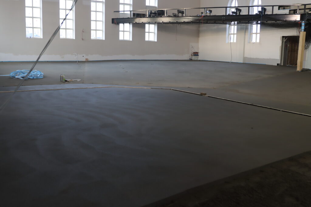 251126-Dekvloer-kerkzaal (9)