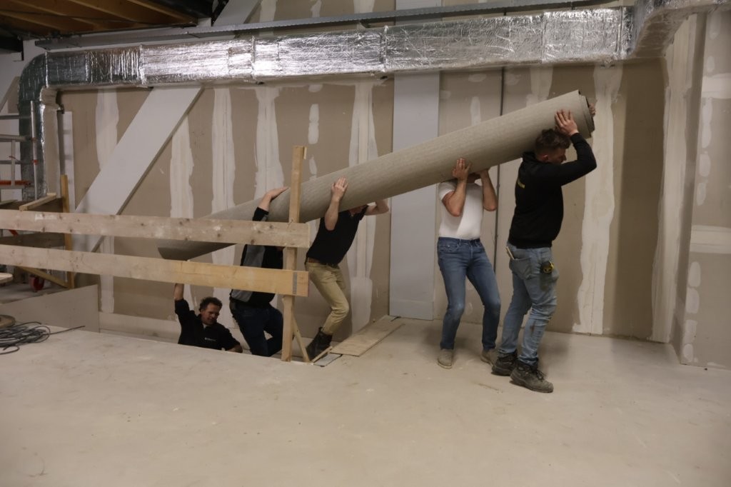 260207-Vloerbedekking-sjouwen (1)